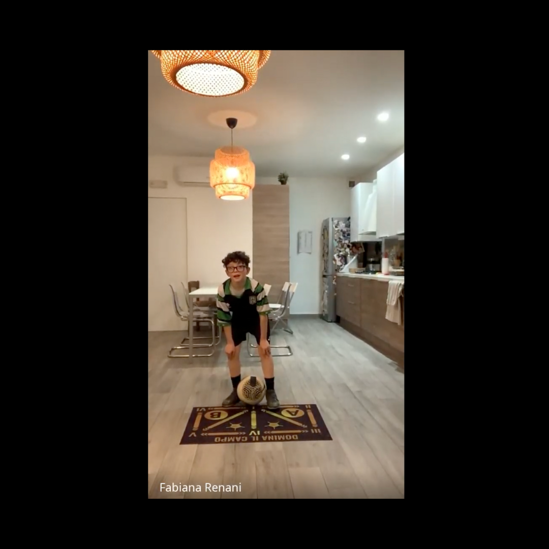 Giovane calciatore si allena con il tappetino FootSkills™ in una cucina, migliorando il dribbling e la precisione.