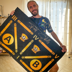Persona sorridente che mostra orgogliosamente un grande tappetino di allenamento FootSkills con marcature colorate e il logo del marchio.