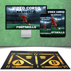 Tappeto di allenamento FootSkills esposto con uno schermo e dispositivi mobili che mostrano un video corso di 50 esercizi per il calcio.