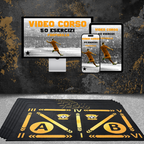 Grafica promozionale FootSkills con video corso di 50 esercizi visibile su un monitor e uno smartphone, posizionati sopra un tappetino di allenamento nero e oro con design funzionale per il calcio.