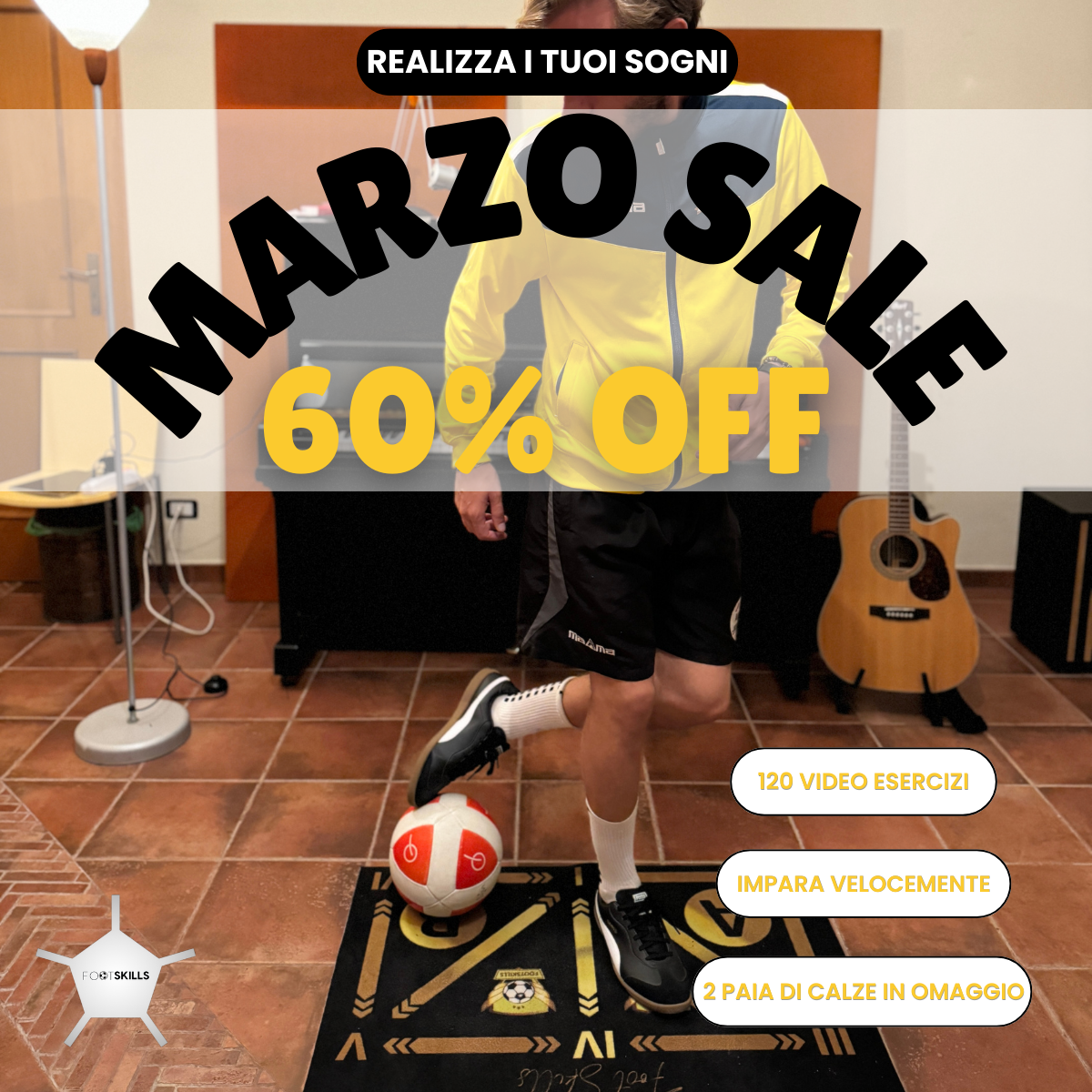Offerta di marzo per il tappetino FootSkills con sconto del 60%, include 120 video esercizi e 2 paia di calze in omaggio, con uomo che esegue esercizi di calcio indoor.